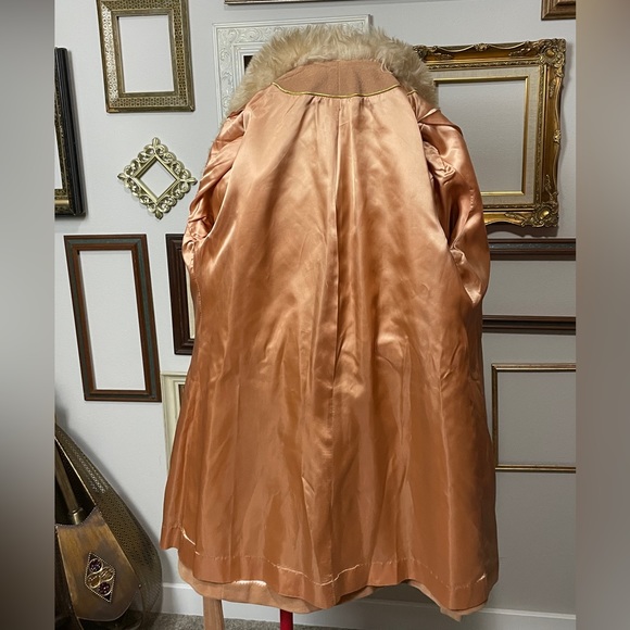 Looking on she sings the songs the words she knows the tune she hums - Picture 8 of 9